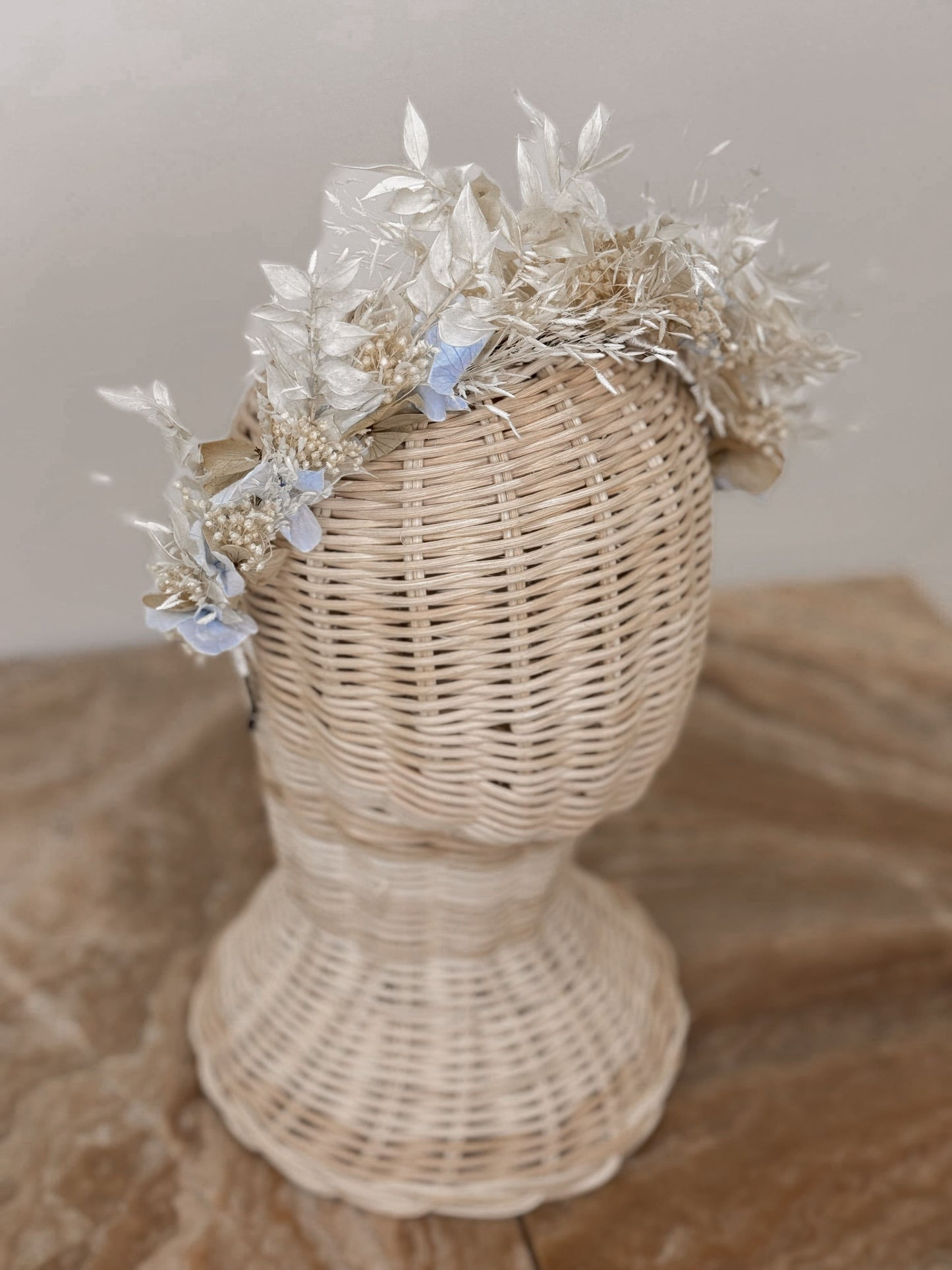 Hortensia azul y ruscus, broom, paniculatay pampita en tonos crudos en forma de diadema de flor preservada Aria