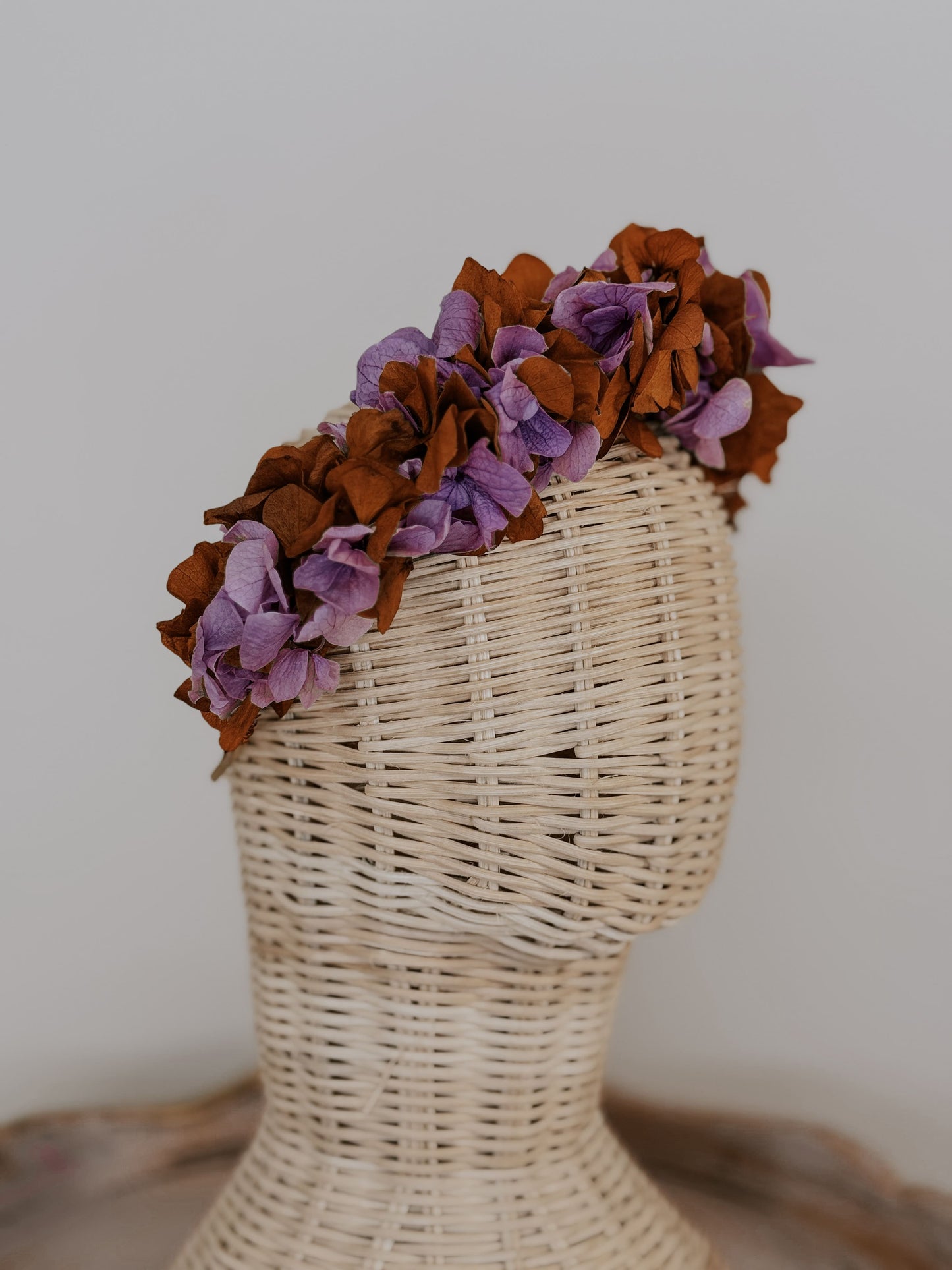 Hortensia naranja y morada en forma de diadema de flor preservada Carlota