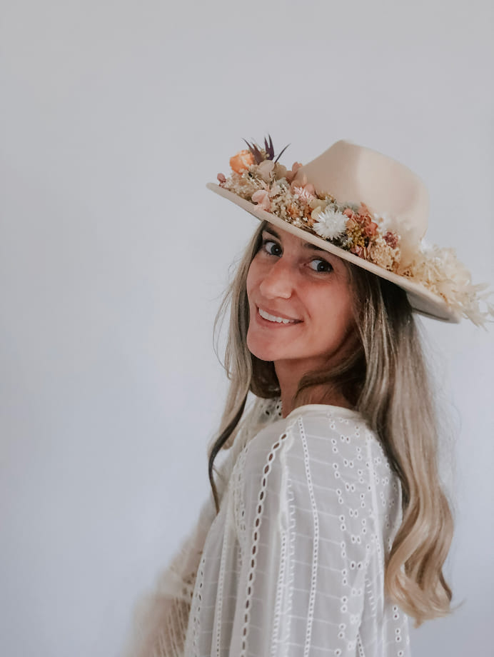 Sombrero con flores para bodas
