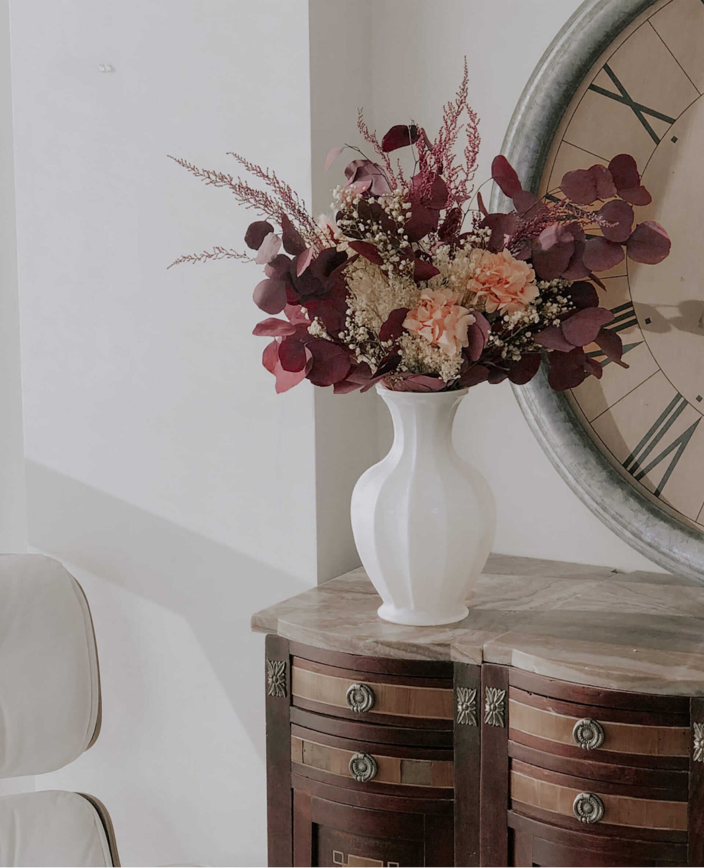 Centro Marlene encima de una mesilla