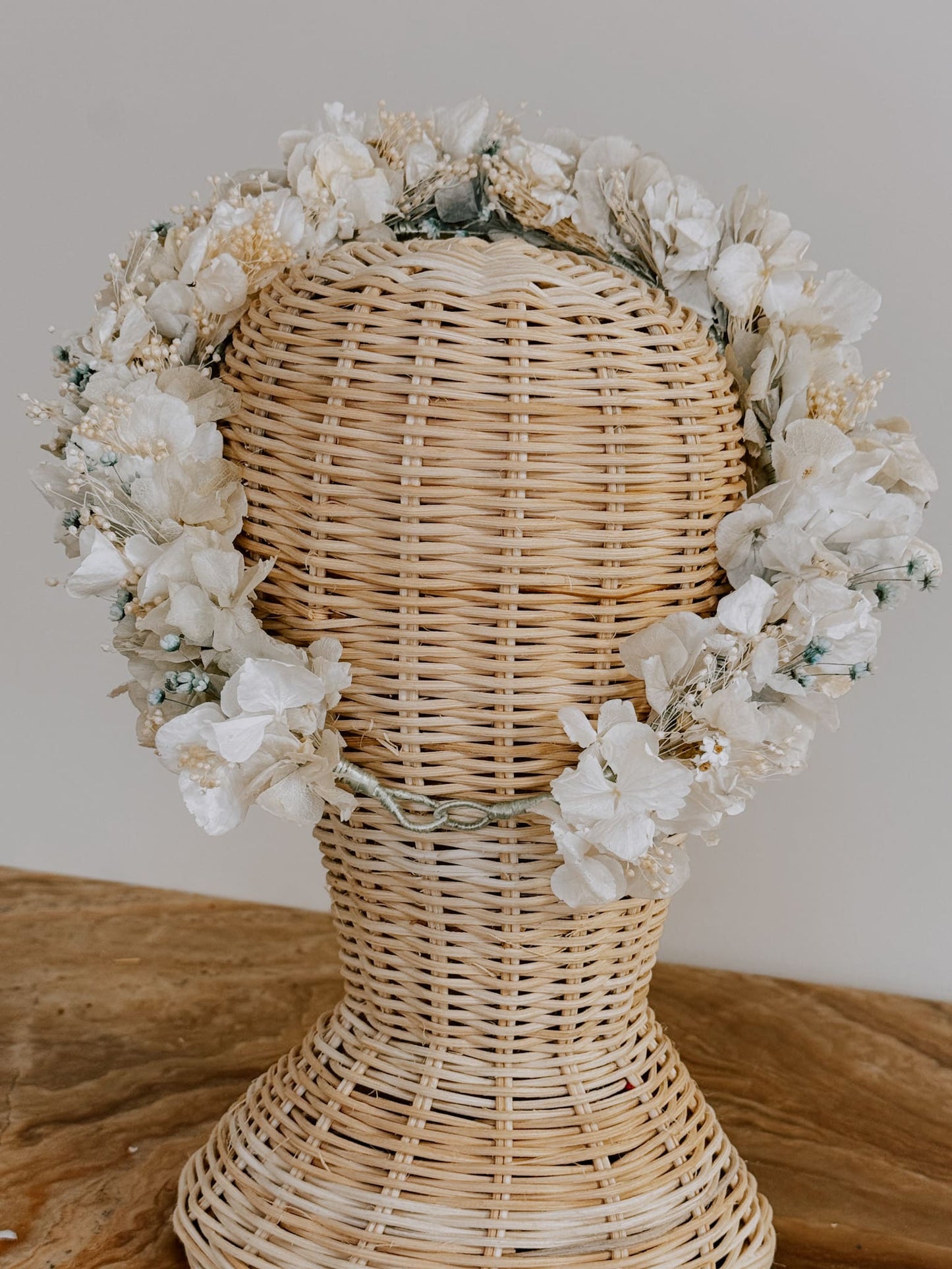 Corona de flores Amalia de hortensia blanca y azul preservada para niñas de comunión