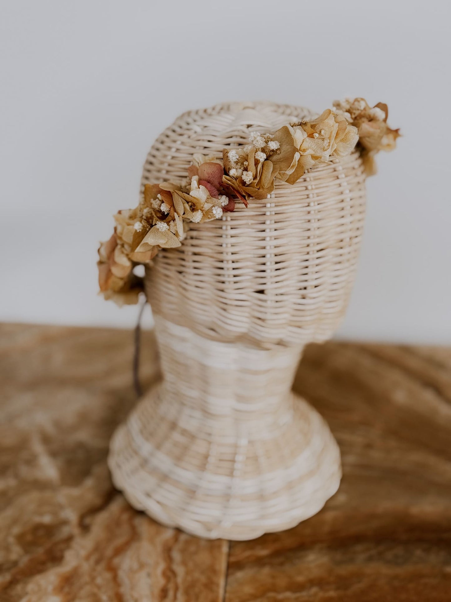 Corona de flores preservadas Olivia de paniculata crema preservada para niñas de comunión