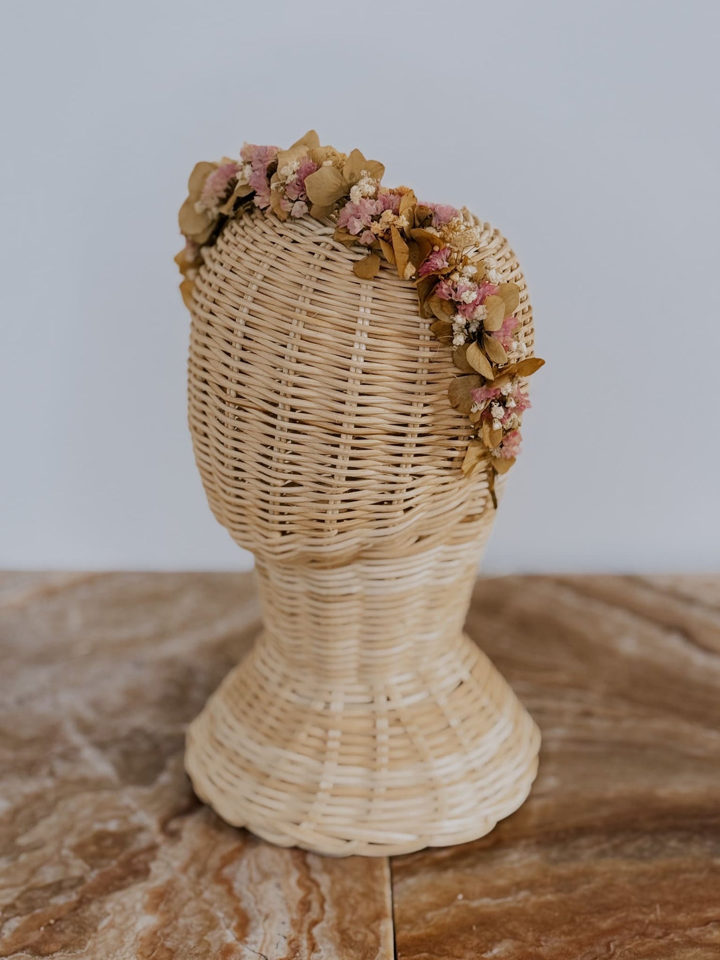 Diadema de flores preservadas Valeria de paniculata crema y rosa para niñas de comunión