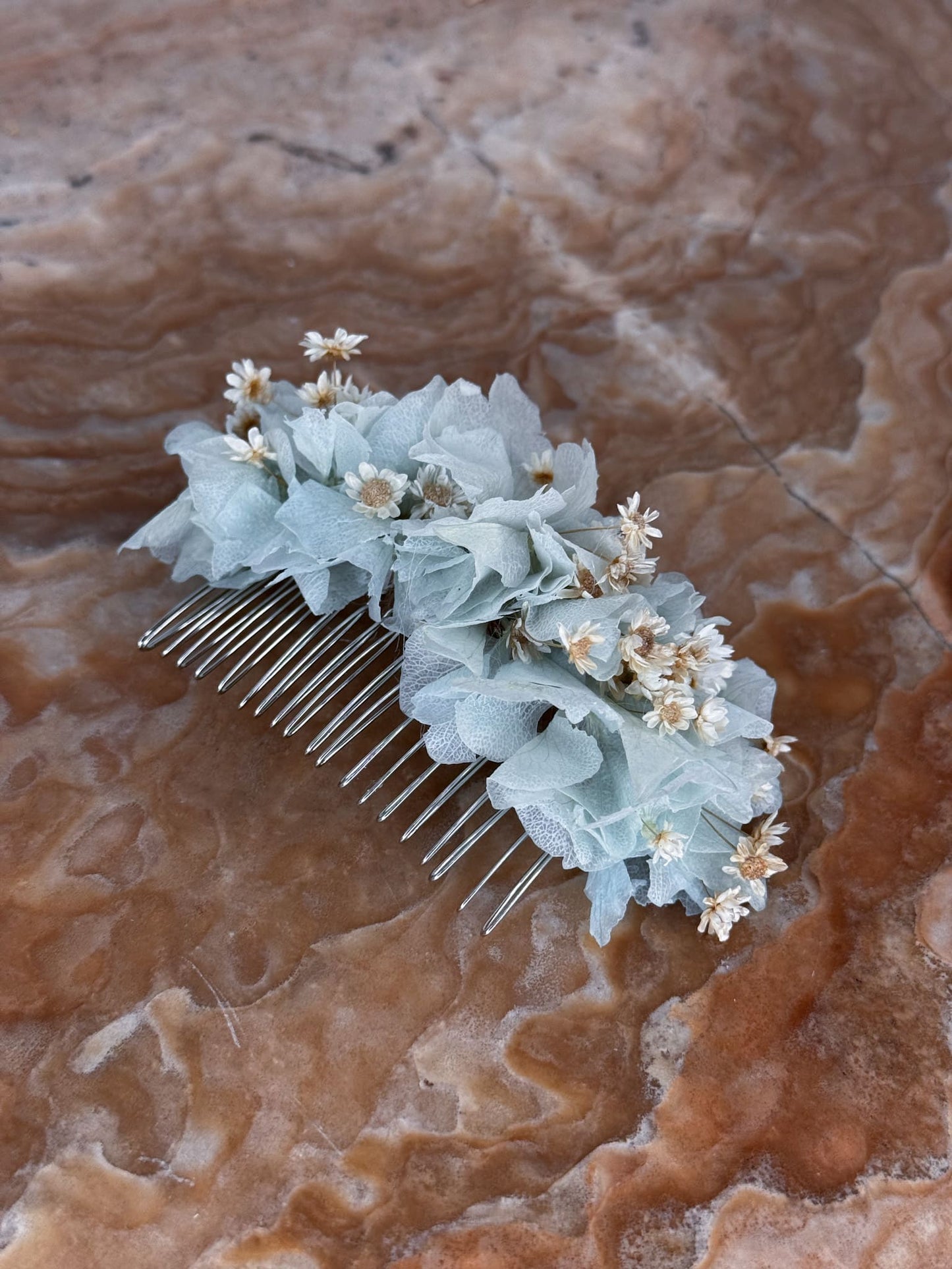 Peineta de flores preservadas Clara de hortensia azul y glixia natural para niñas de comunión