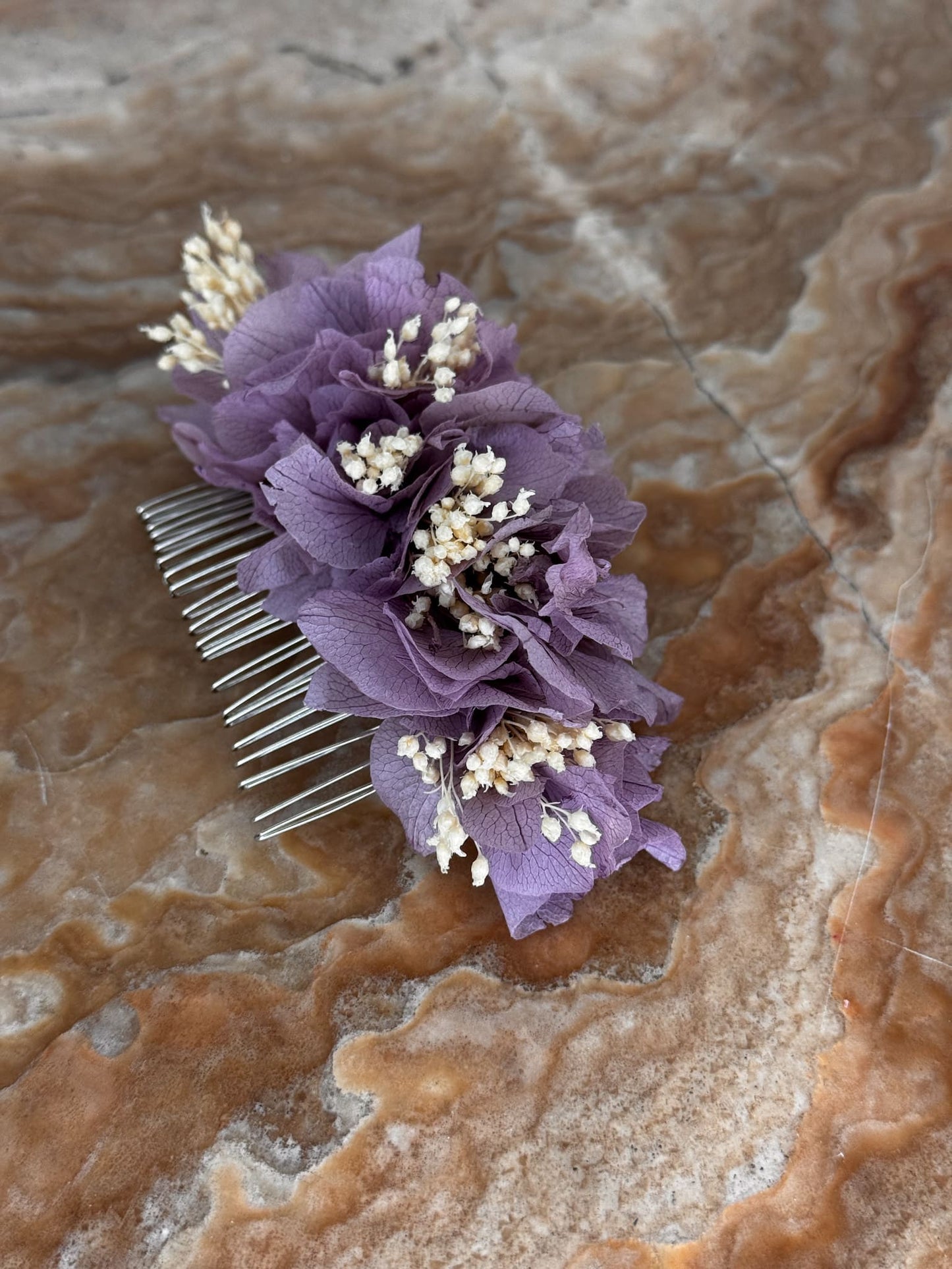 Peineta de flores preservadas Lola de hortensia morada y broom blanco para niñas de comunión