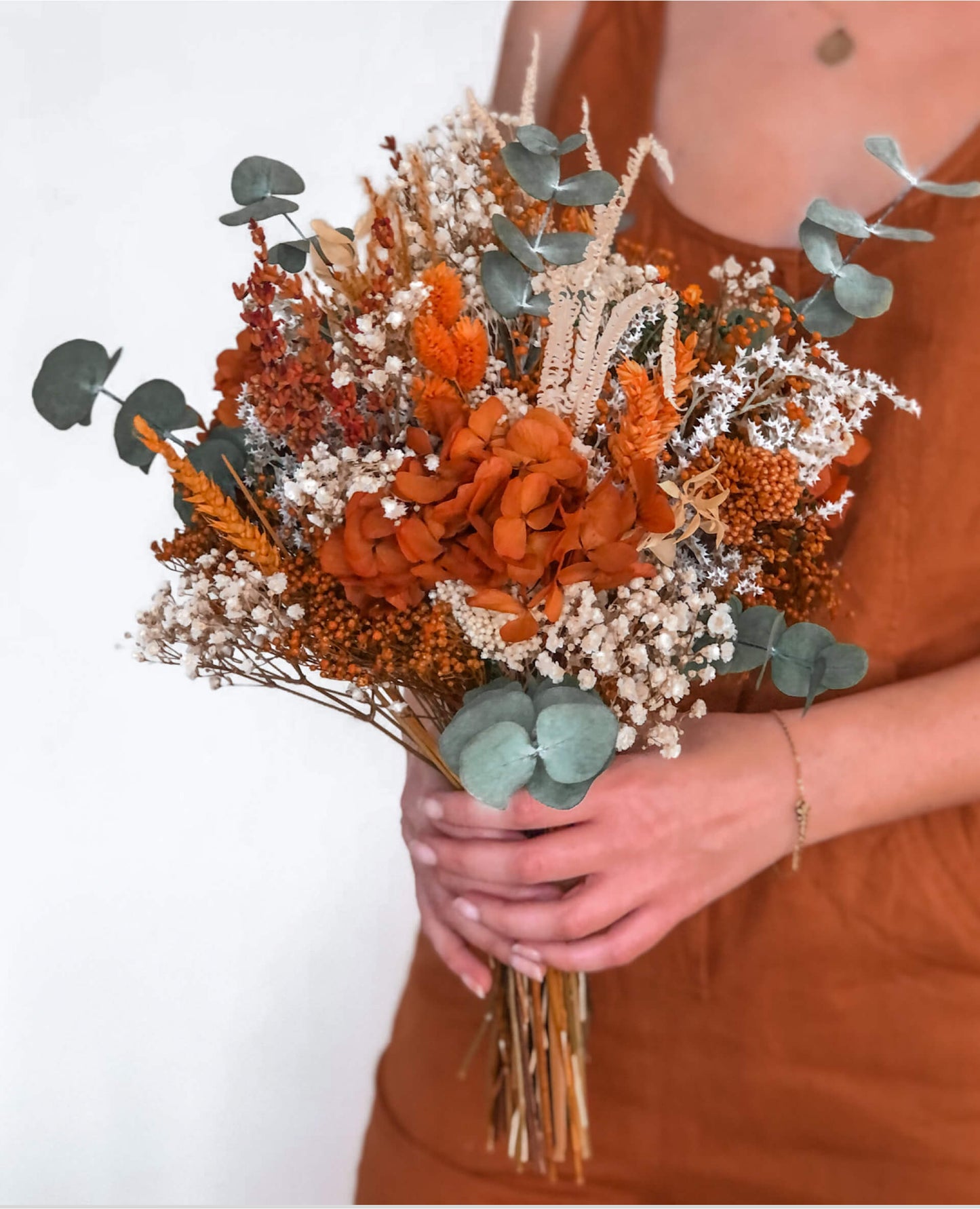 sujetando un Ramo Jacqueline