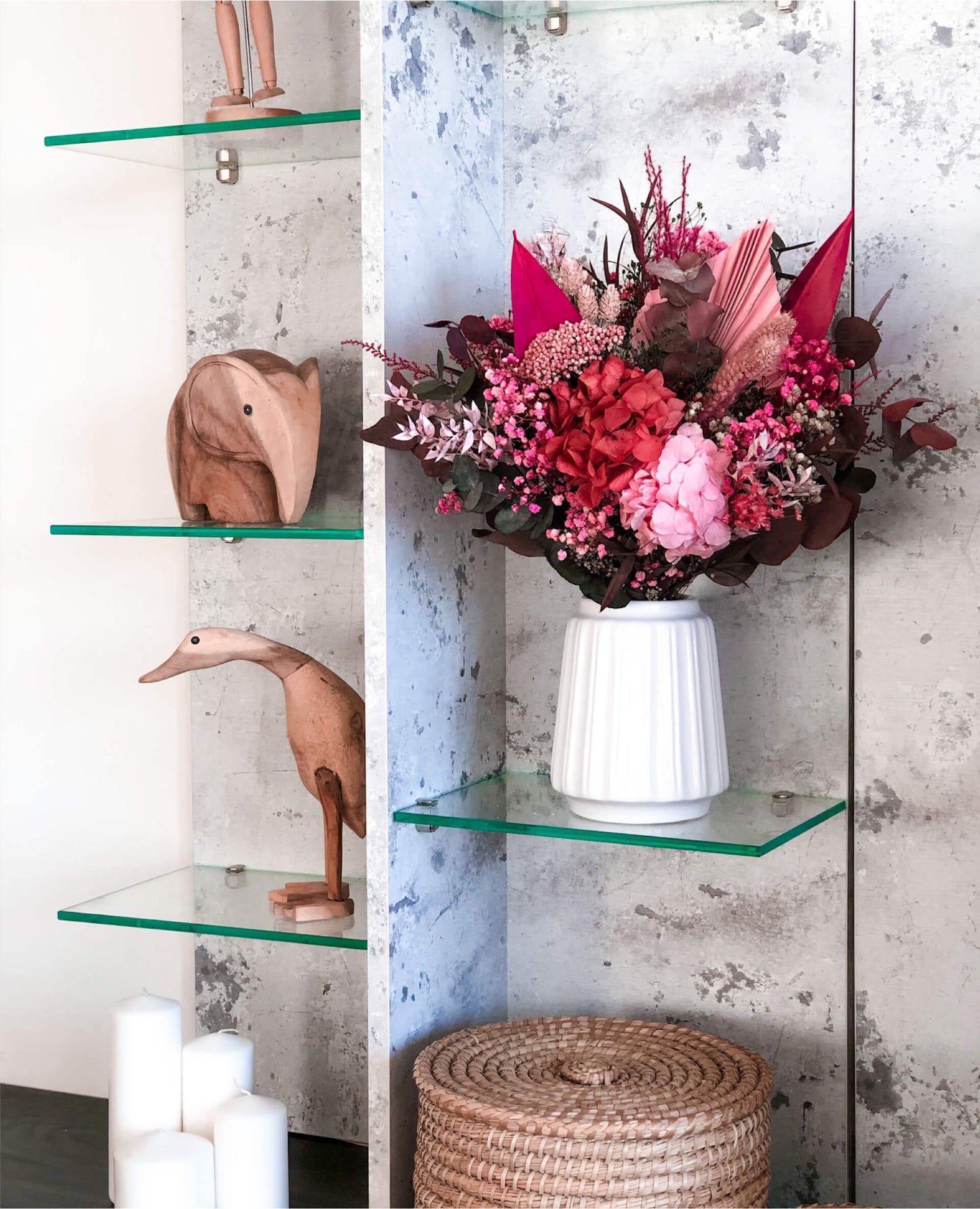 Ramo Twiggy con jarrón en estantería