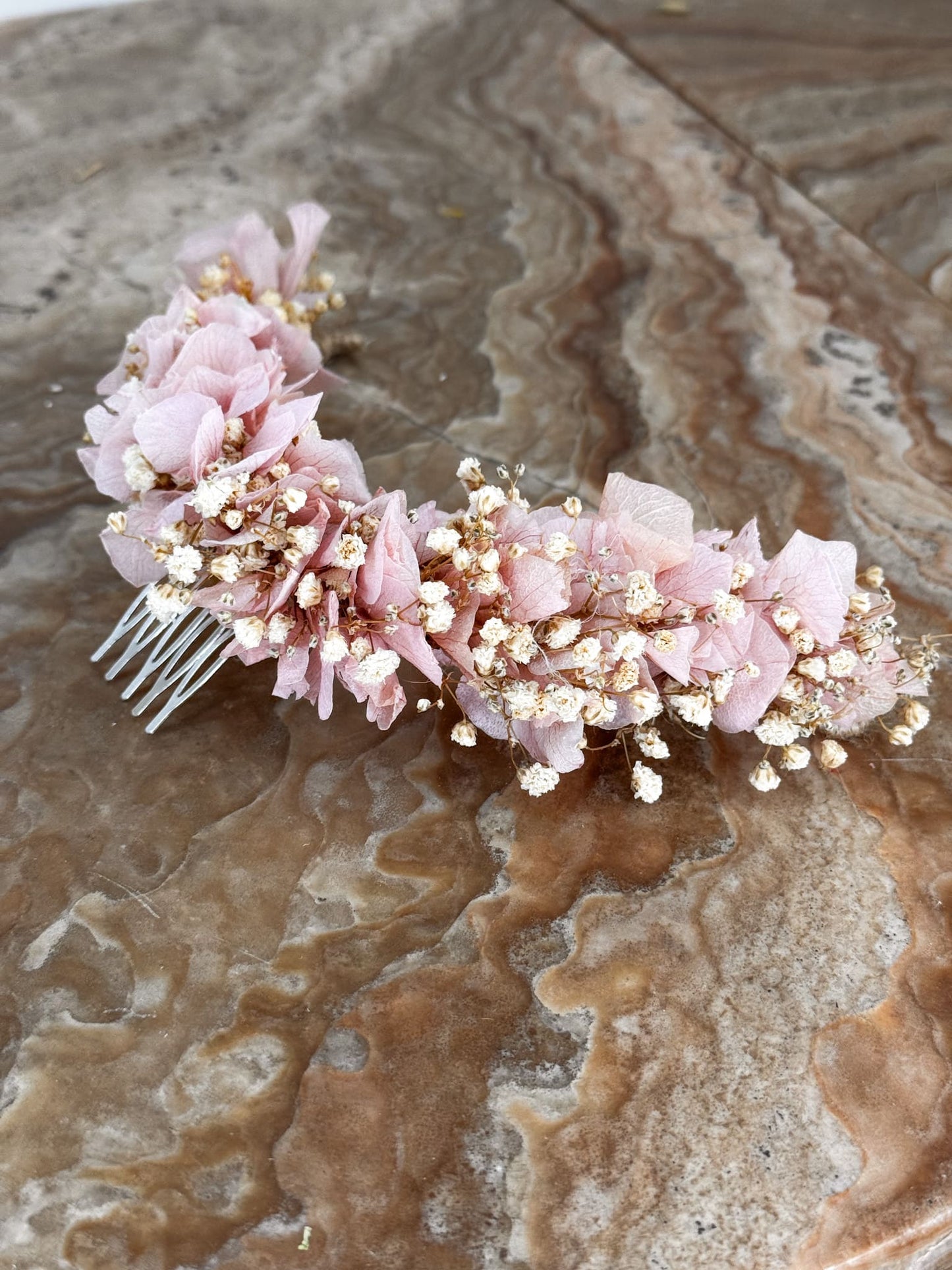 Tocado Valentina de hortensia rosa preservada y paniculata natural preservada para niñas de comunión