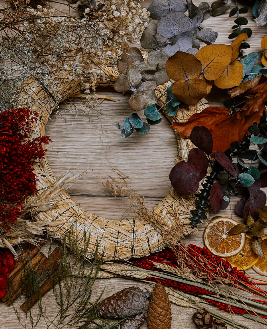 materiales para una corona de adviento de flores preservadas