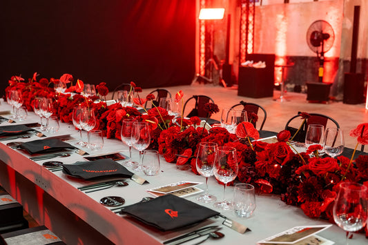 Mesa floral de 8 metros para Nike x Yorokobu en el Museo del Ferrocarril de Madrid