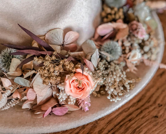 Sombrero con flores preservadas