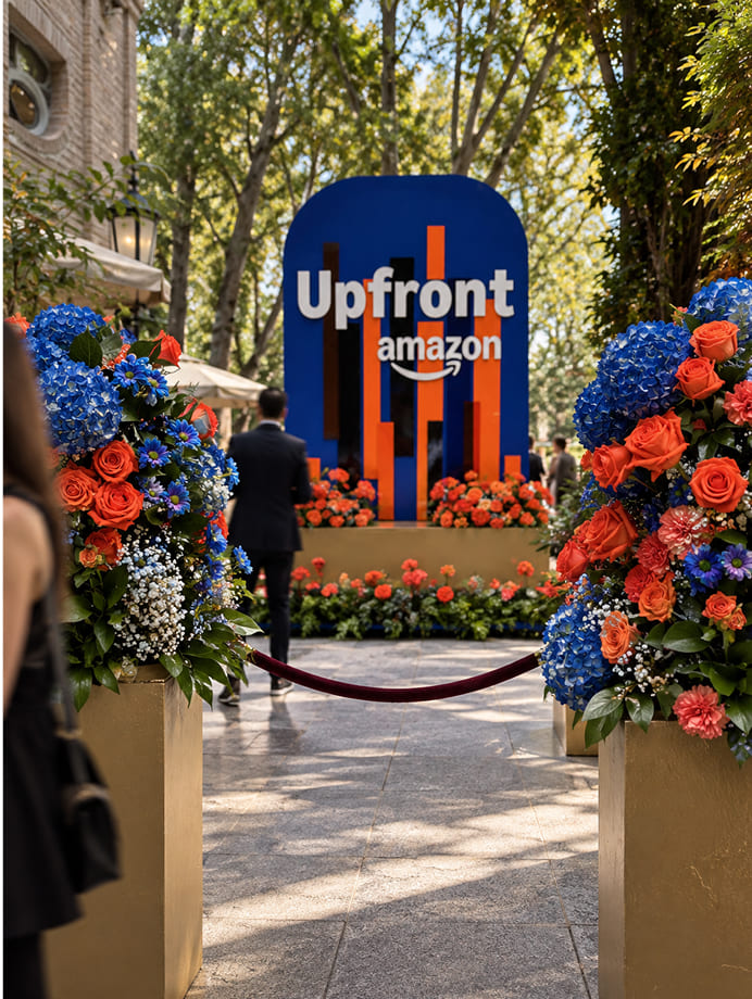 Entrada de Amazon Upfront 2026 con decoración floral azul y naranja