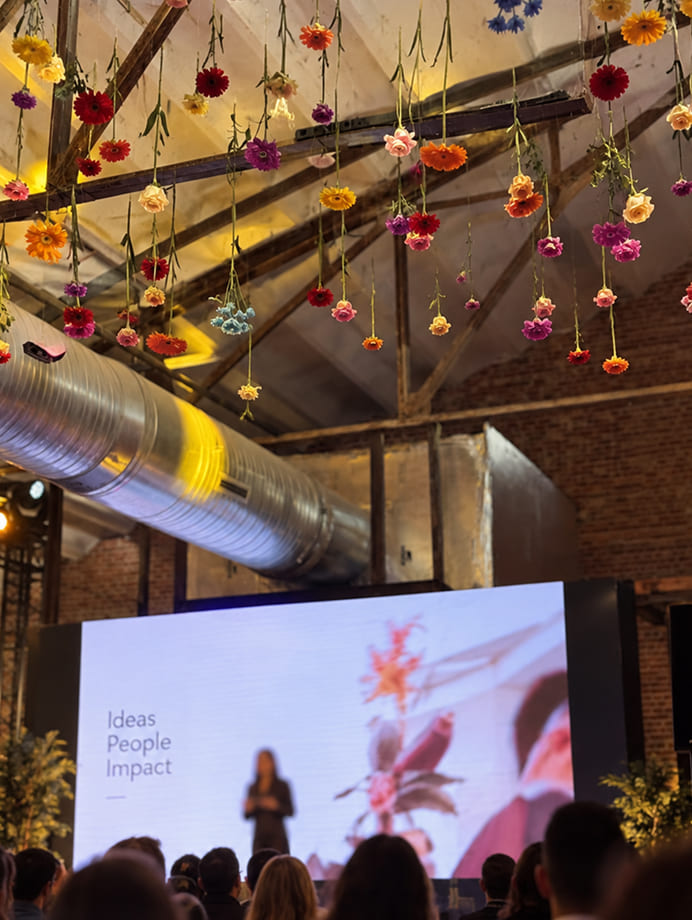 Instalación floral suspendida para evento de Pinterest en Madrid