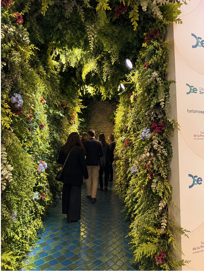 Túnel vegetal inmersivo para FITUR 2025 en Green Patio
