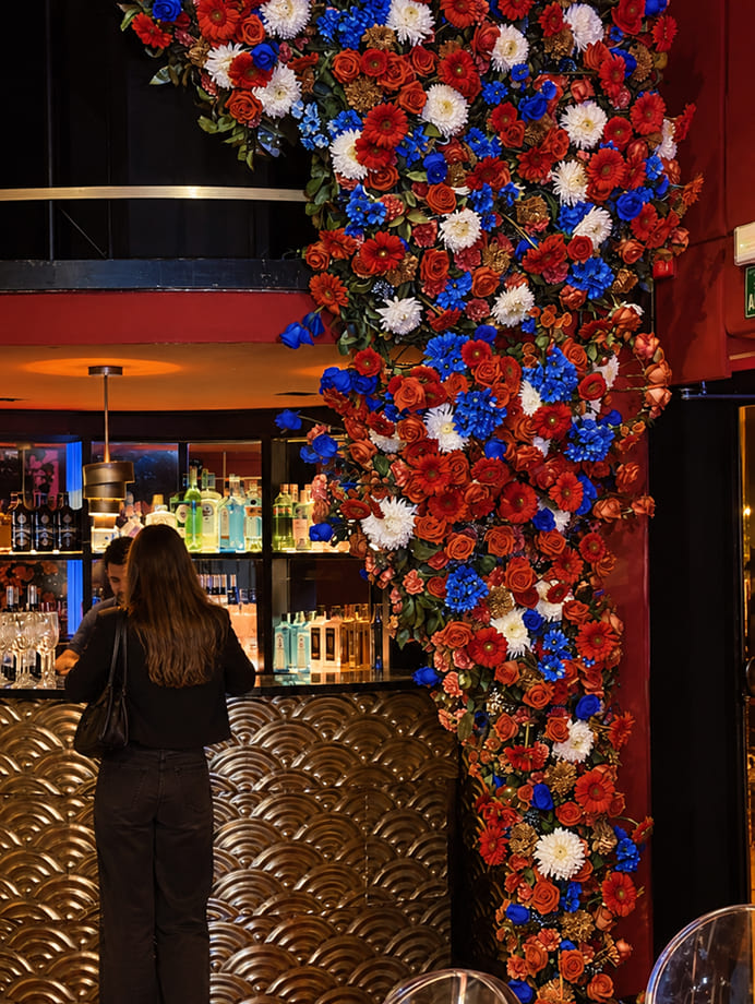 Instalación floral de gran formato para evento corporativo de Amazon