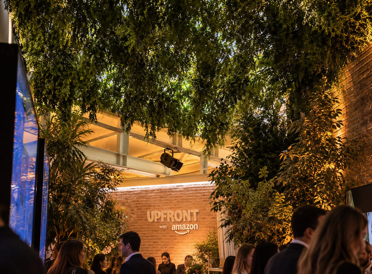 Instalación techo floral de gran formato para Amazon Upfront en Madrid