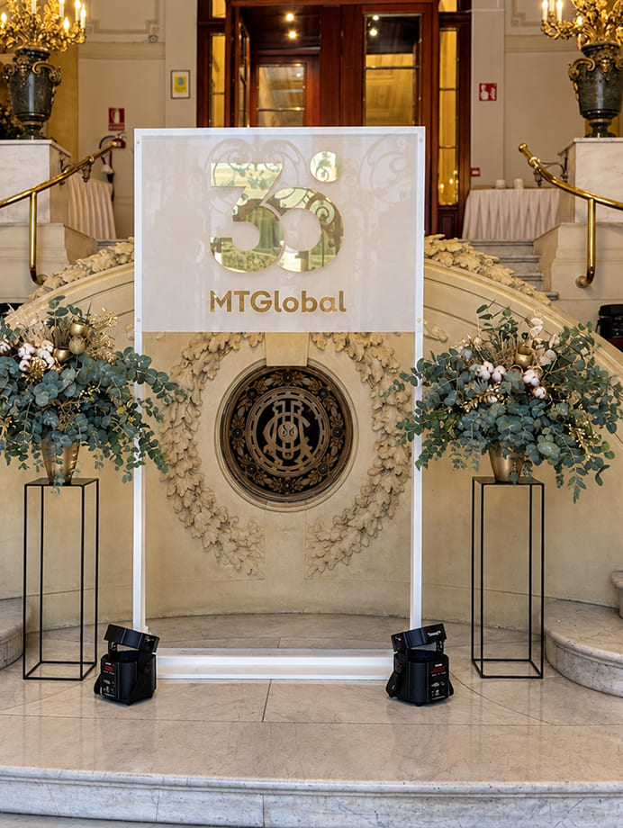 Instalación floral personalizada para evento corporativo y activación de marca en el gran casino