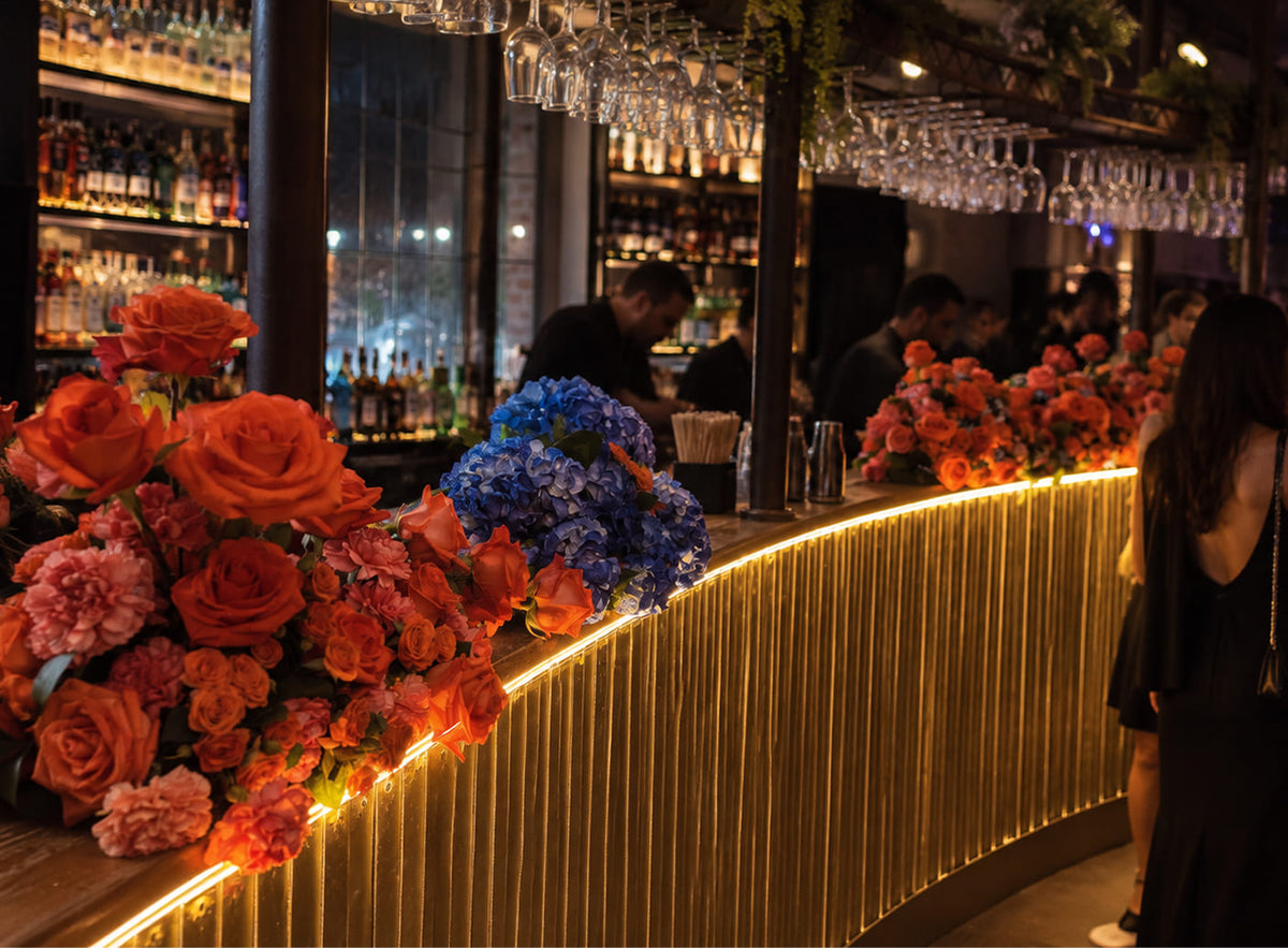 Decoración floral de barra para evento corporativo de Amazon