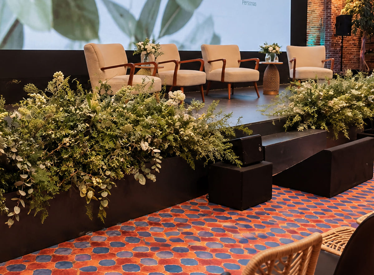 Decoración floral de escenario para evento corporativo en Madrid