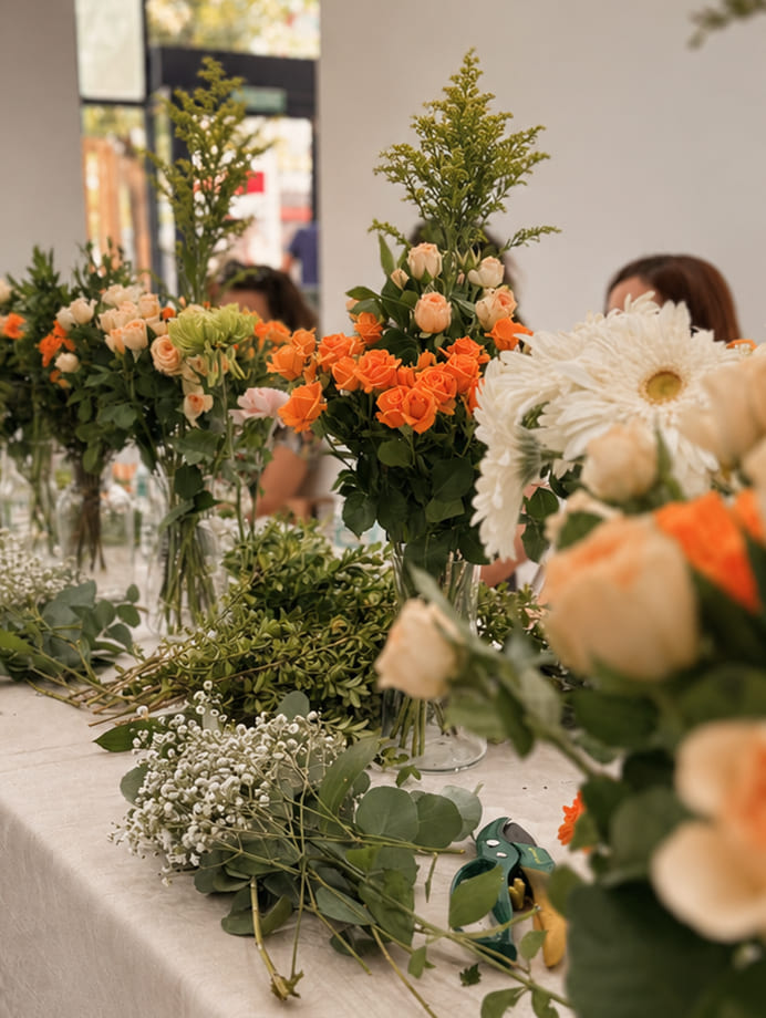 Workshop floral con flores frescas para empresas en Madrid