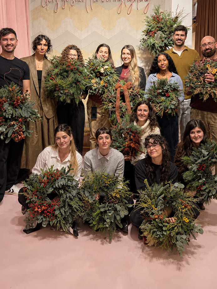Team building de flores frescas para empresas con composiciones realizadas por el equipo