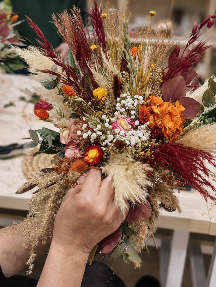 Detalle de elaboración de una composición con flores preservadas