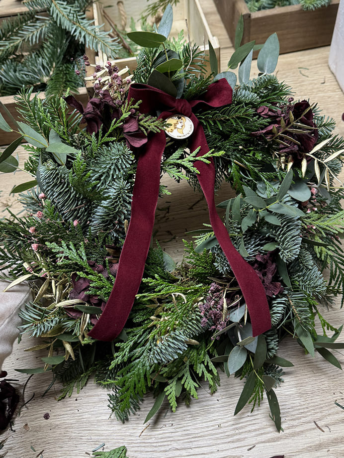 Corona de Navidad elaborada en un taller floral corporativo