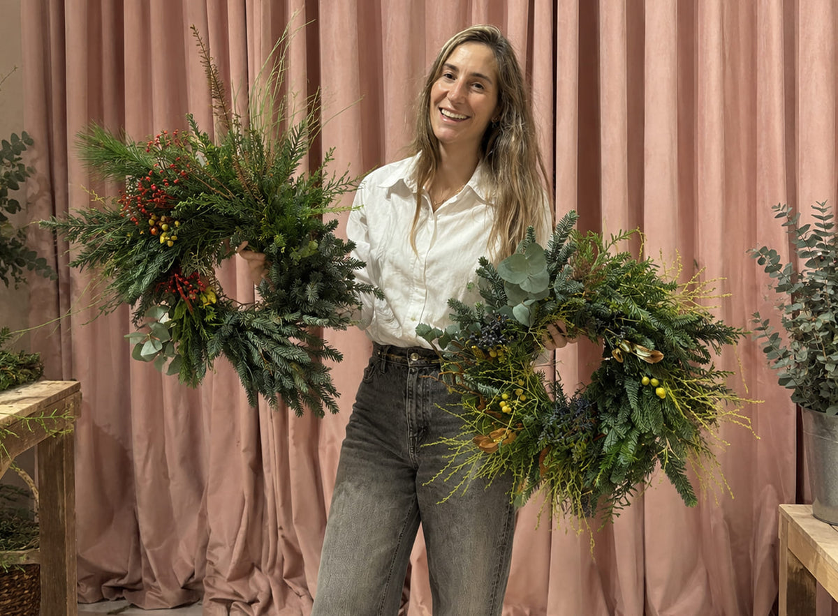 Taller de coronas de Navidad para empresas con flores y verdes de temporada