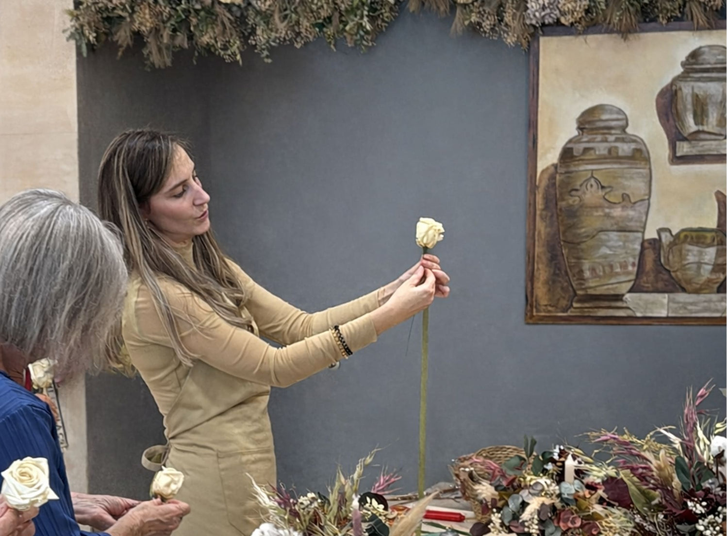 Mostrando como alambrar una rosa de flores preservadas