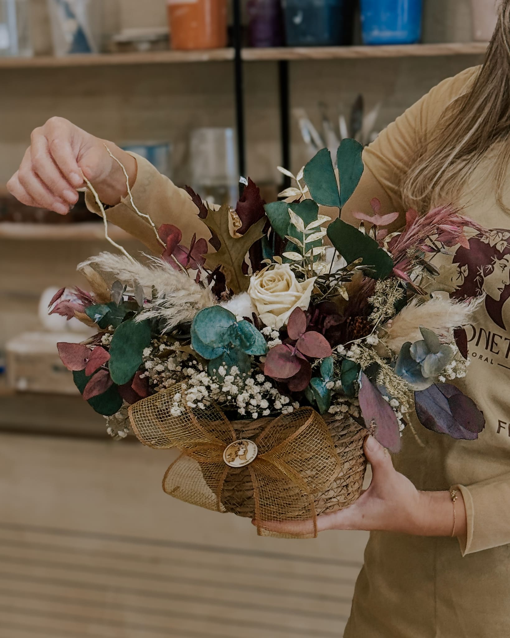 Centro de flores de adviento 2025