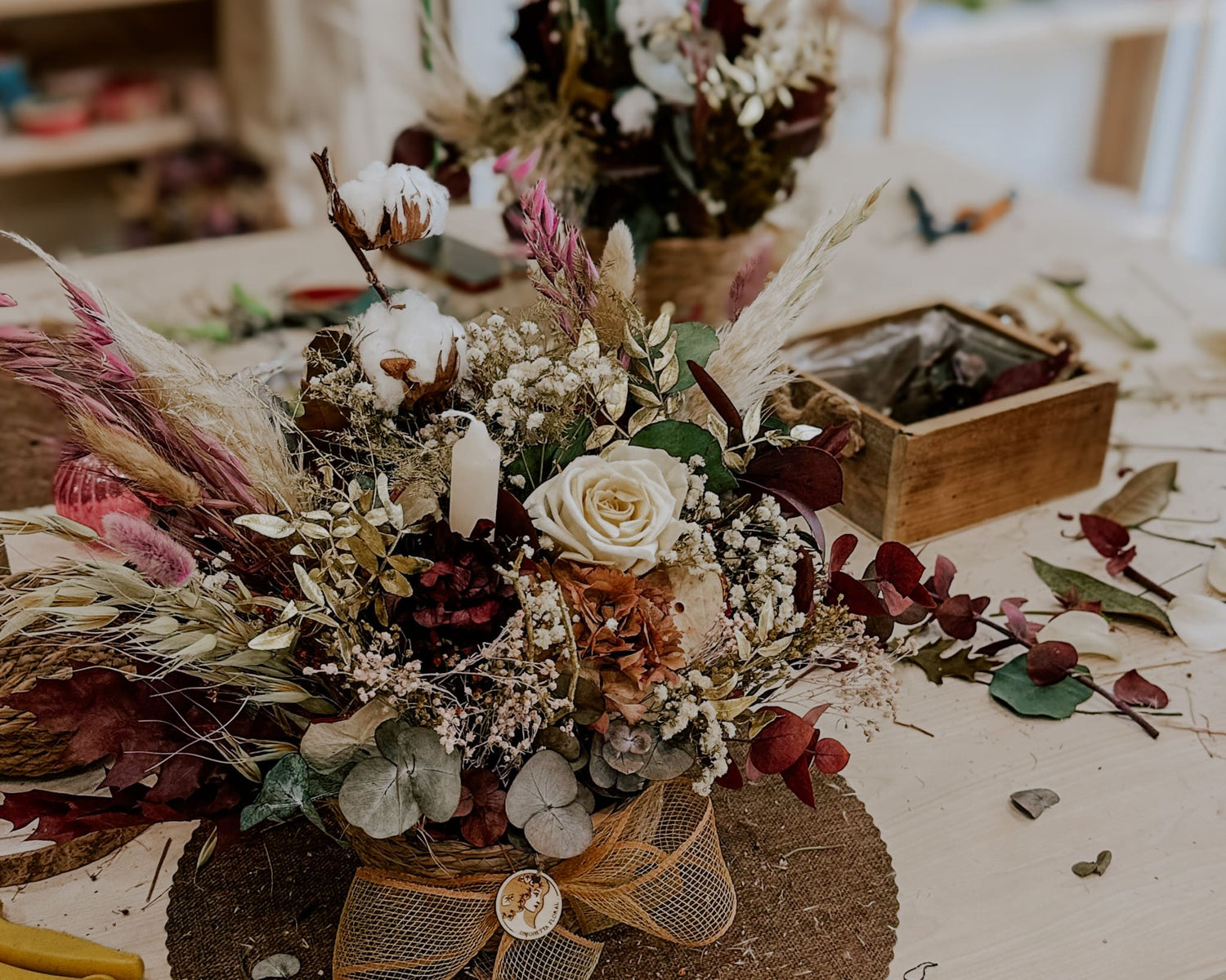 Centro de flores finalizado en la mesa del taller