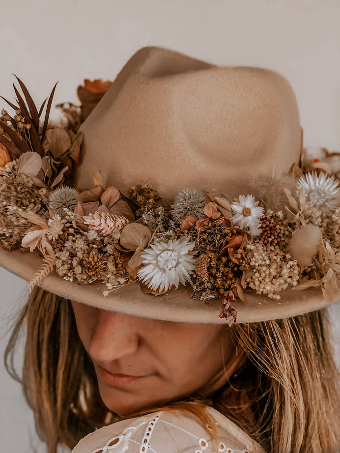Sombrero con flores para bodas