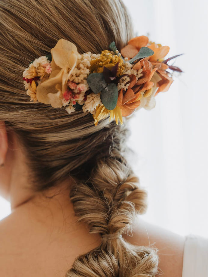 Tocados con flores preservadas para novia e invitadas