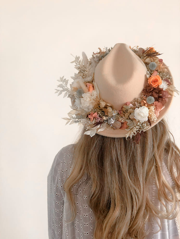 Sombrero con flores para bodas
