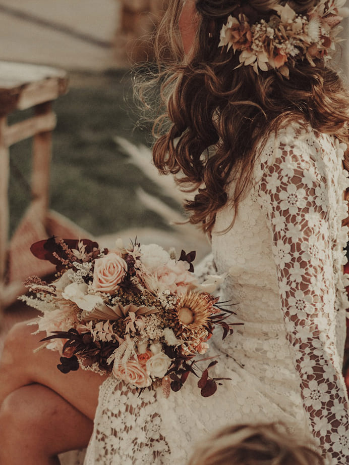 Tocados con flores preservadas para novia e invitadas