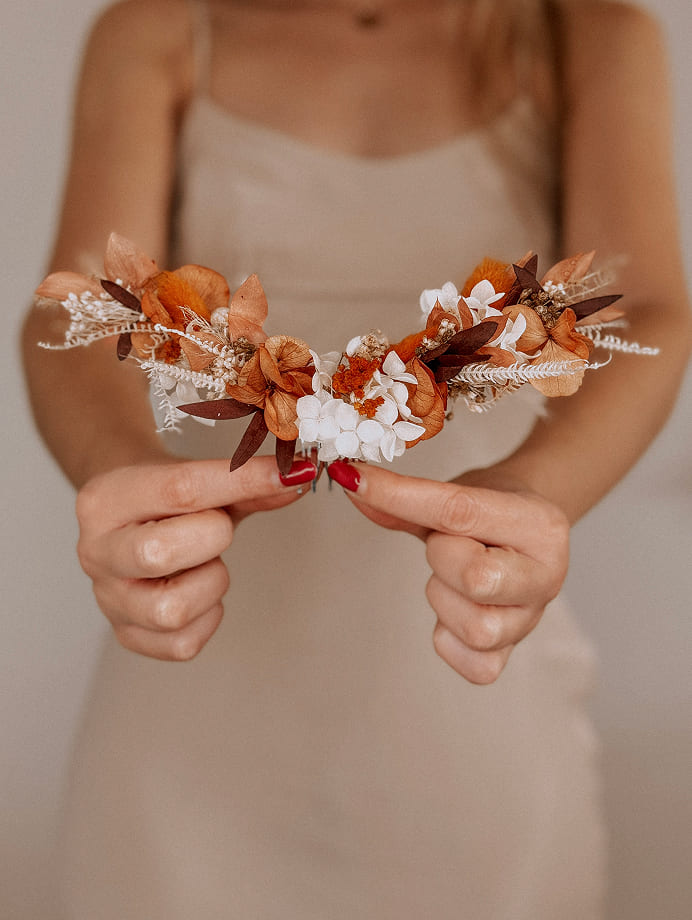 Tocados con flores preservadas para novia e invitadas