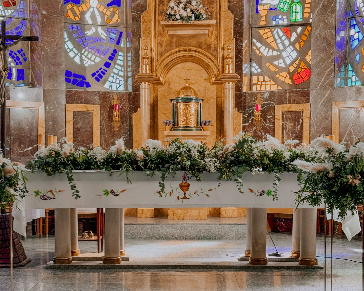 Guirnalda en mesa de ceremonia de la iglesia