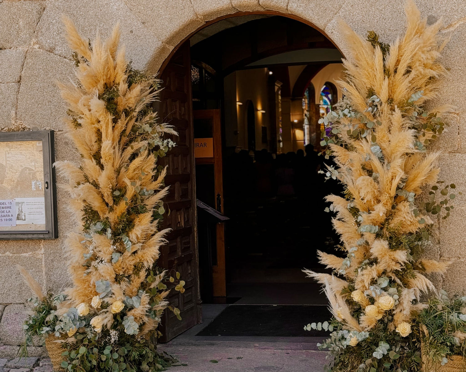 Columnas de flores con pampas en puerta de la iglesia