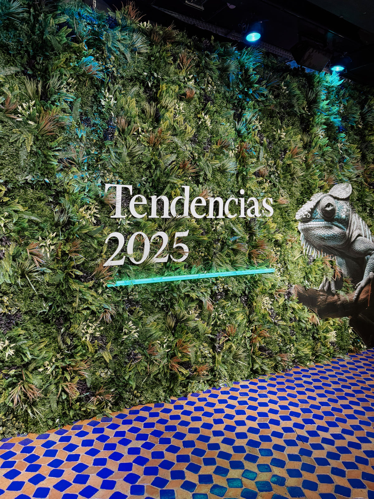 Instalación pared vegetal para Tendencias 2025 en evento corporativo