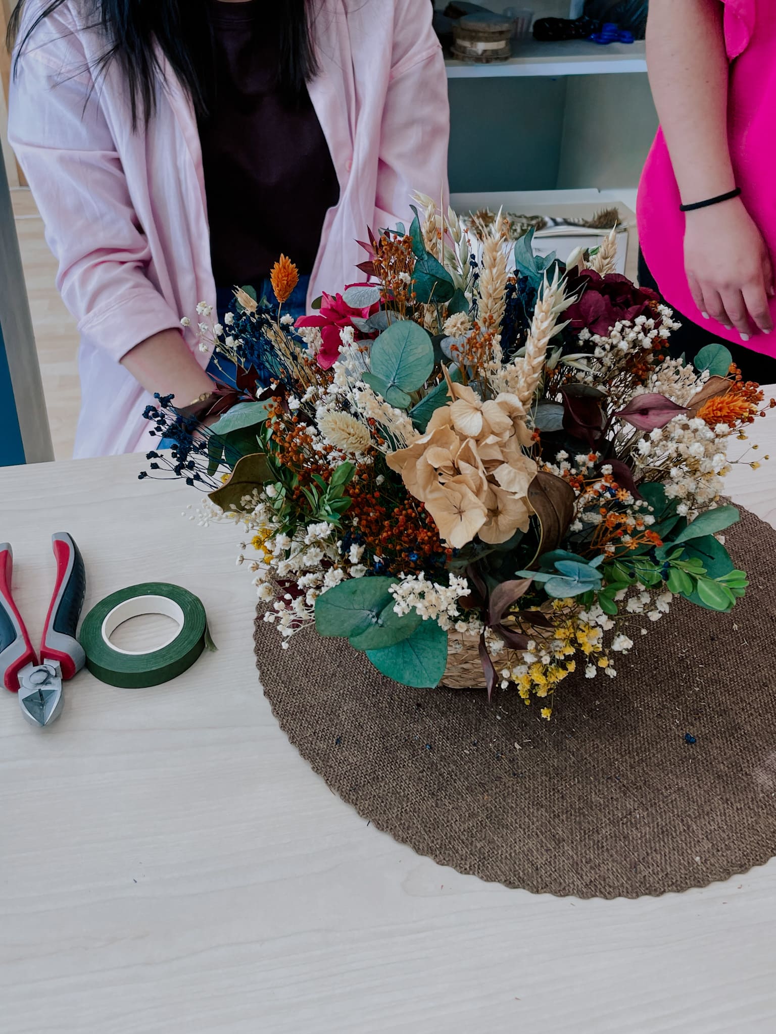 Centro de flores preservadas terminado tras realizar el taller