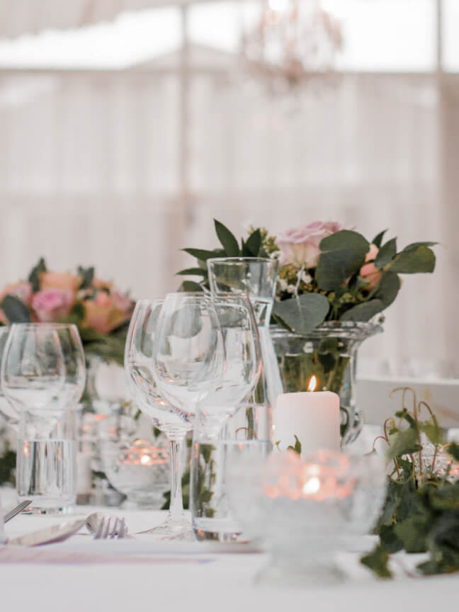 Decoración floral en una mesa de una boda