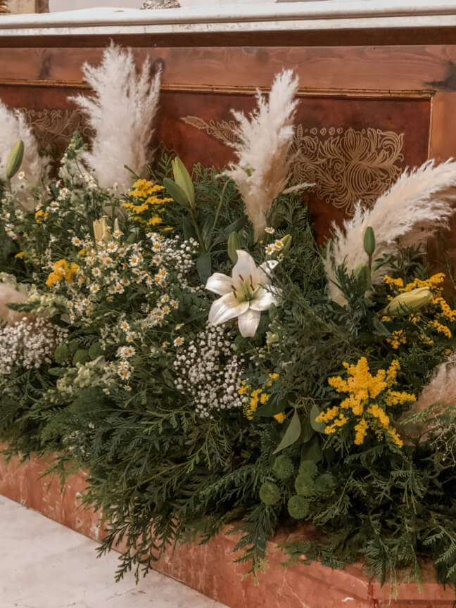 Decoración floral en una iglesia