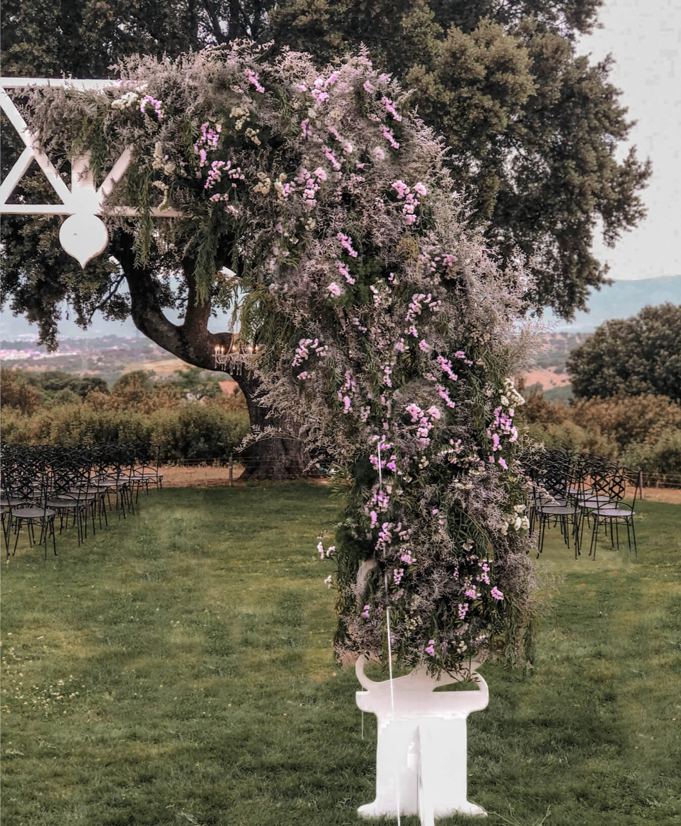 Decoración de un arco floral en una boda