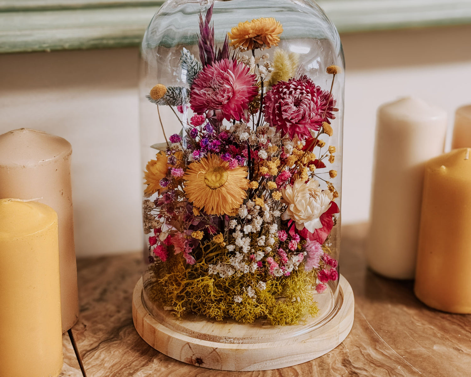 Cúpula cápsula primaveral de flores preservadas