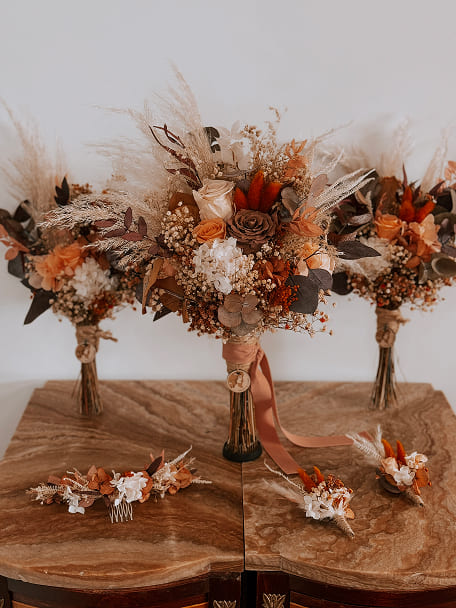 Tocados con flores preservadas para novia e invitadas