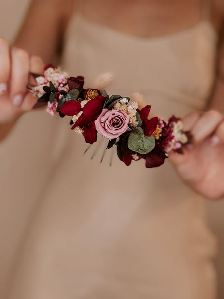 Tocados con flores preservadas para novia e invitadas