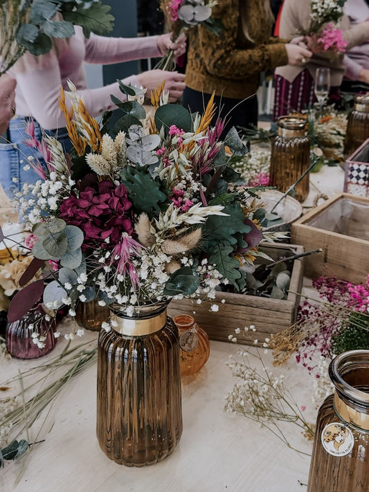 Ramo de flores preservadas con jarrón finalizado en el taller