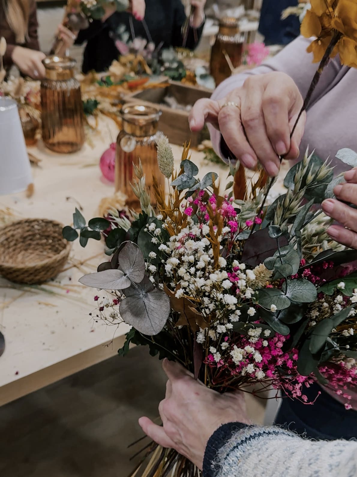 Componiendo un ramo de flores preservadas en el taller floral en Madrid