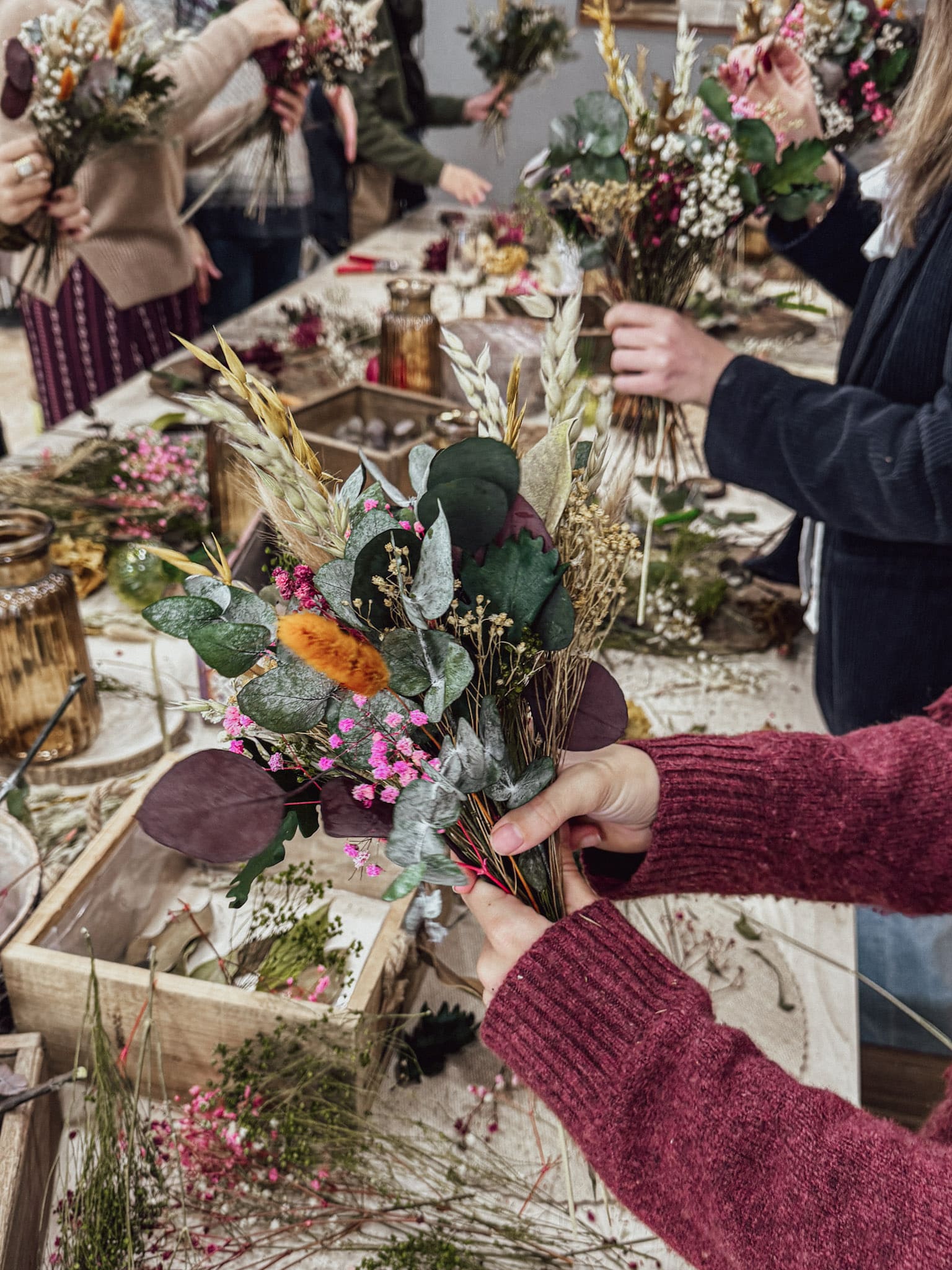 Momentos de concentración para componer el ramo de flores preservadas