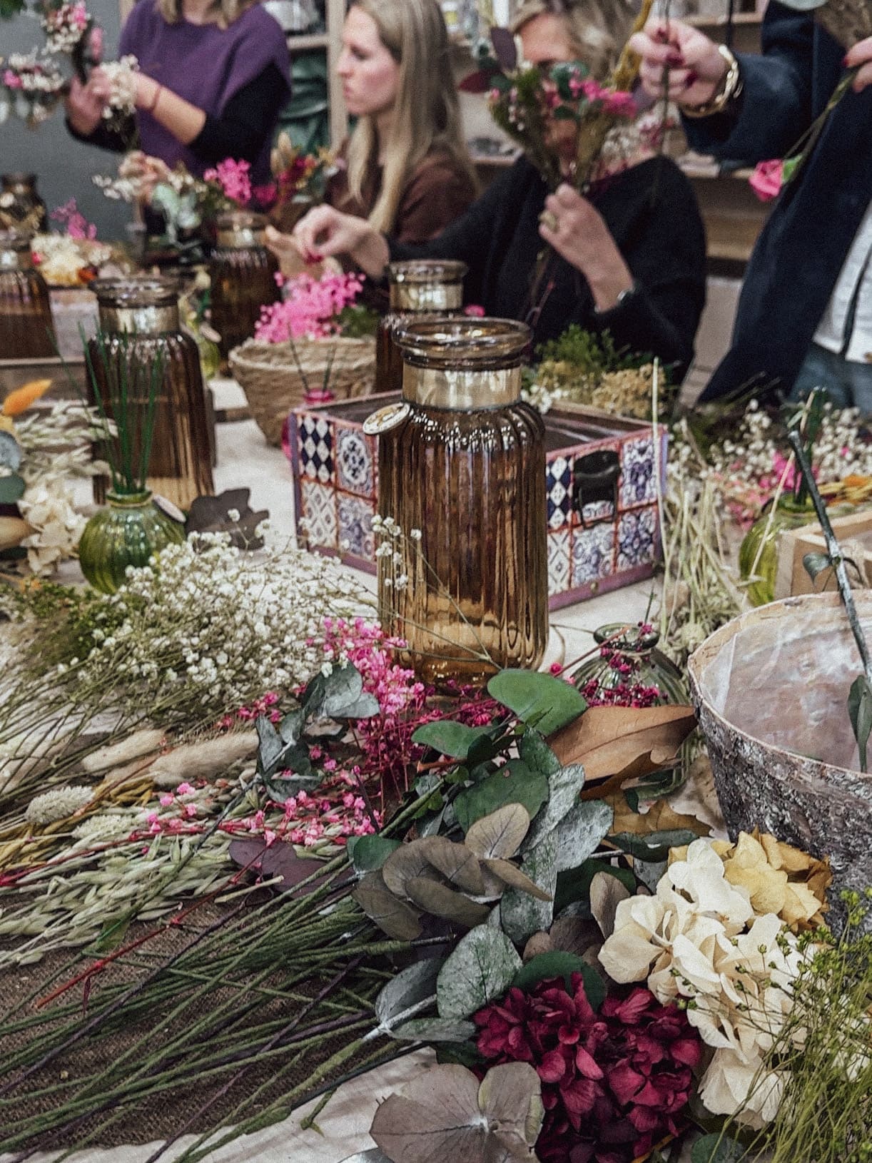 Mesa del taller floral con todos las flores preservadas 